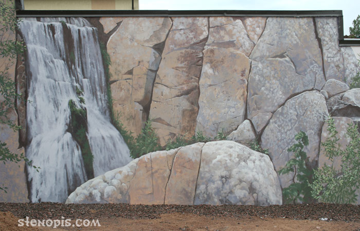 Деталь наружной росписи с водопадом и камнями