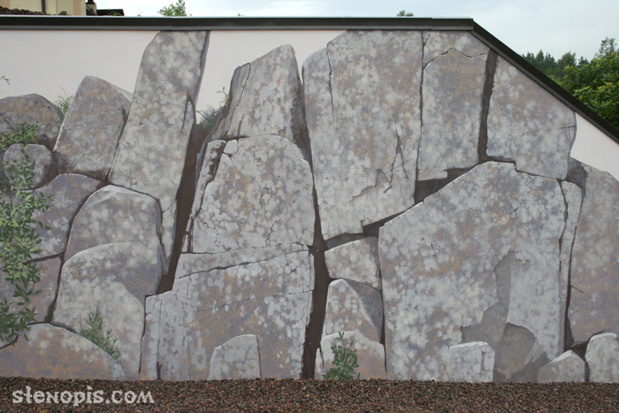 Наружная роспись стены с большими каменными глыбами
