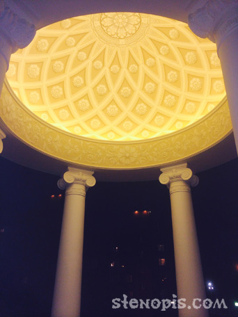 Купол ротонды с росписью ночью
